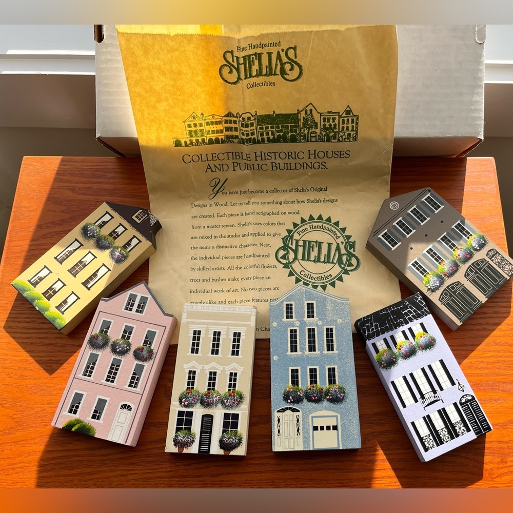Sheila's Collectible Houses - 

Charleston Collectibles - Retired